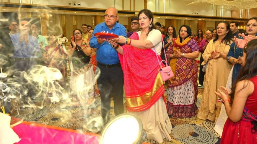 Gujarat Media Club and Rehtan TMT (Rehtan TMT) organized a traditional Navratri Garba festival on Saturday at Gwalia Blooms, located on Sindhu Bhavan Road