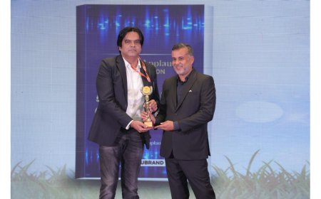 Amit Kumar Singh Honored with Excellence in Journalism Award 2025-26 by Chetan Bhagat