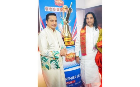 Devkinandan Thakur Ji Maharaj and Bada Business Founder Dr Vivek Bindra Unveil SPL Trophy