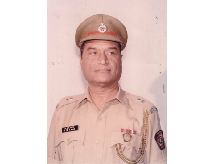 Mulkha Vegala (Extraordinary) Untold Story of uncommon Dr. S. R. Kapse Police Officer